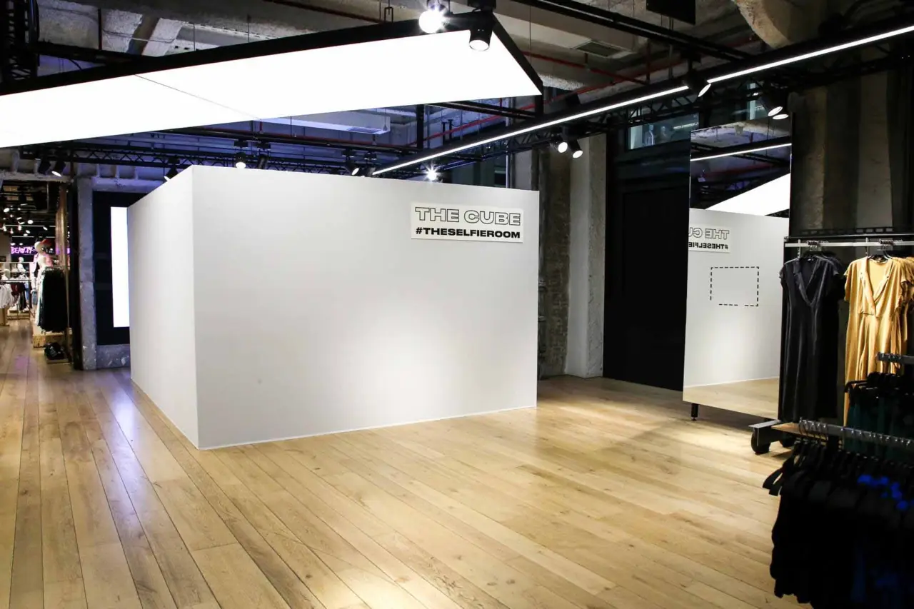 Cubo LED 360º «The Cube» de Bershka