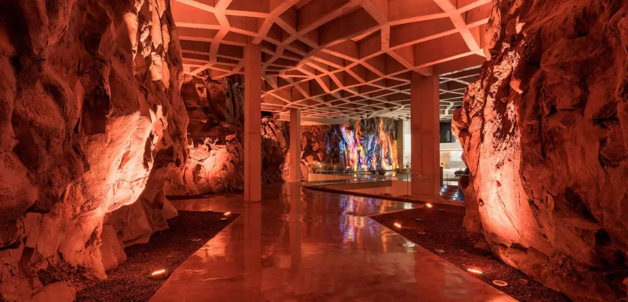 Videomapping interactivo sobre la pared volcánica del hotel Barceló Corales, Tenerife