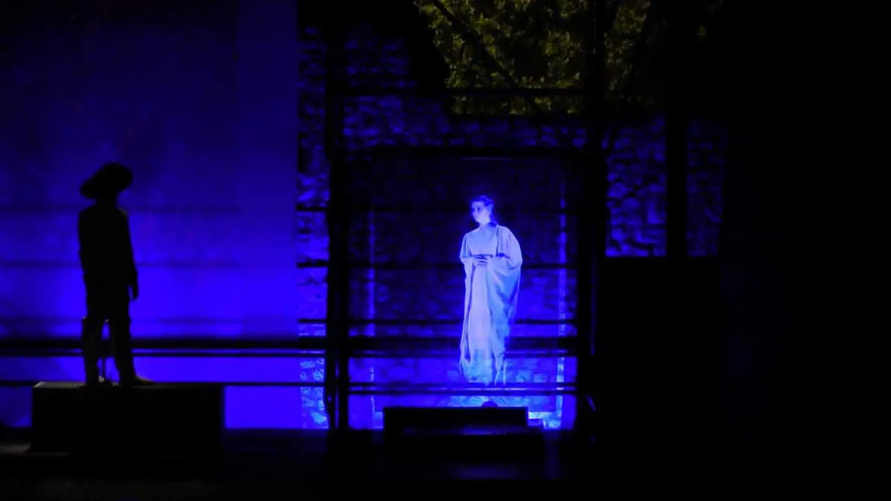 Holograma de Doña Inés en la escena del cementerio de «Don Juan en Alcalá» 2016