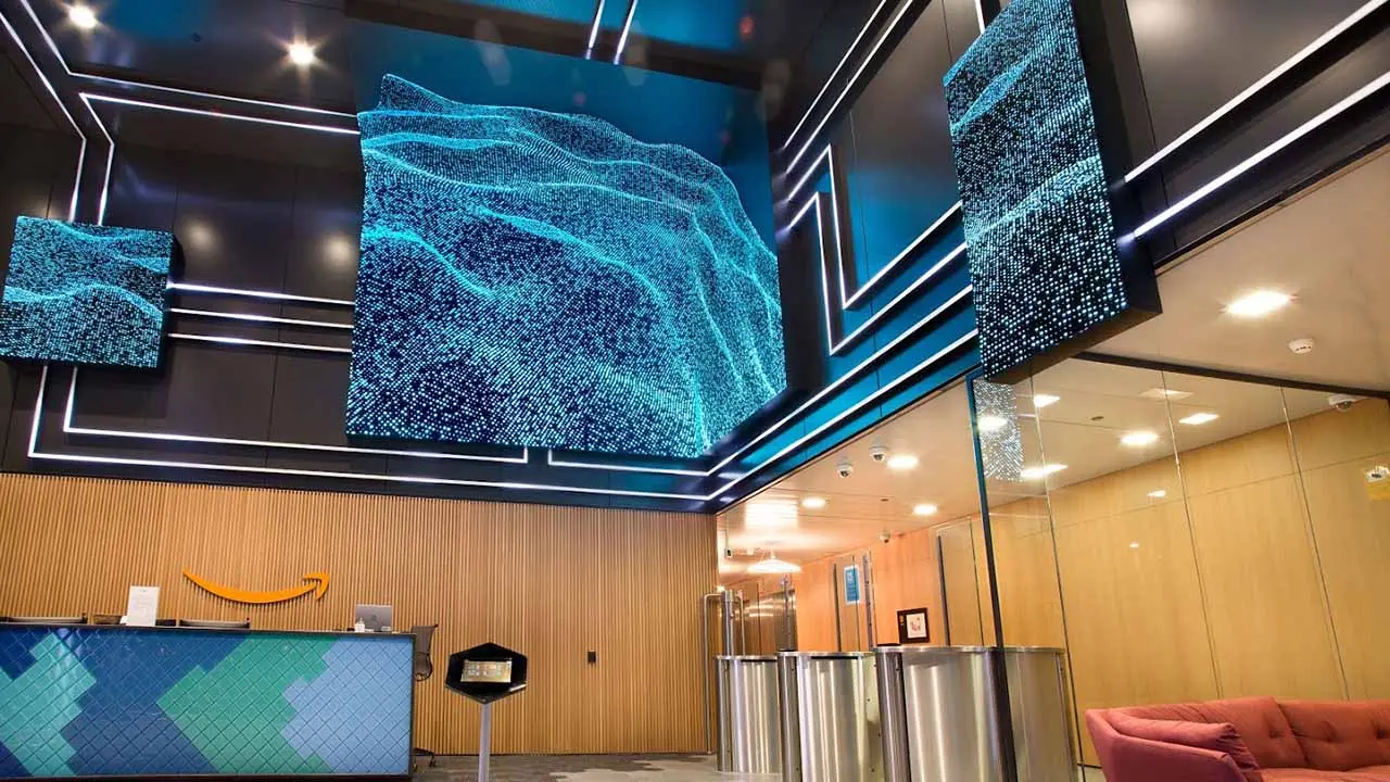 Pantallas LED con visualizaciones de datos en el vestíbulo de Amazon BCN