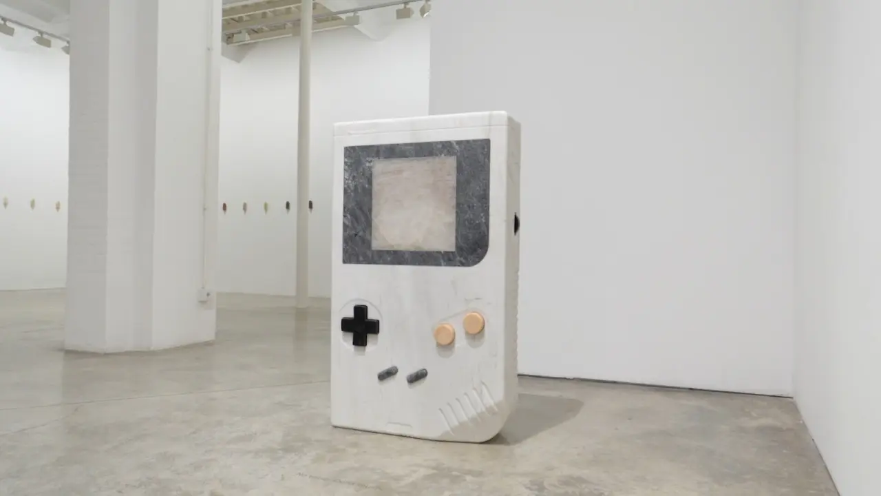 Escultura con forma de Gameboy en una sala de exposiciones