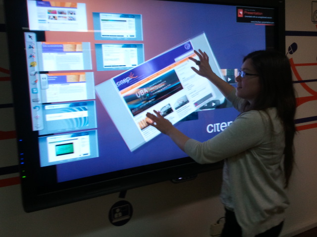 Pantalla interactiva en aula tecnológica en instituto universidad escuela clases curso enseñanza