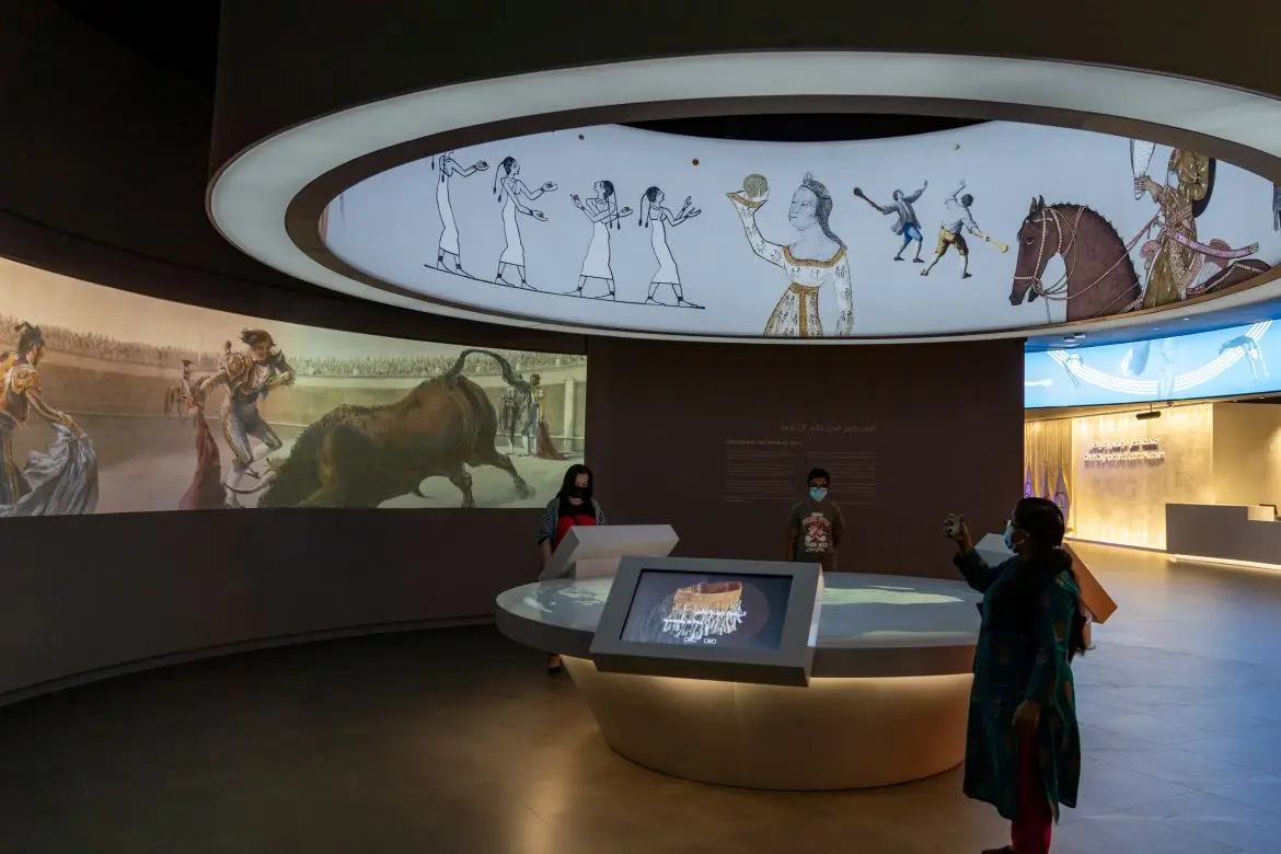Sala con proyección 360º y tótem táctil en el Museo Olímpico de Qatar