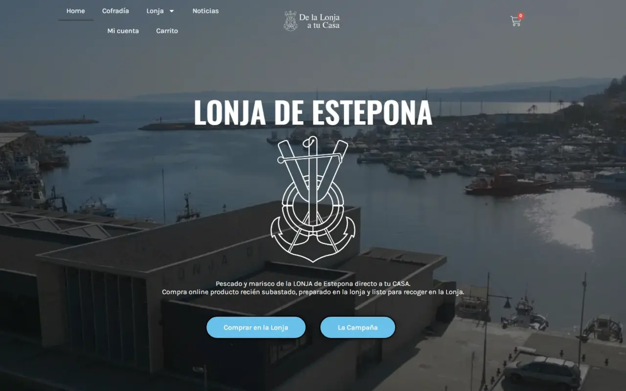 Portada de De la Lonja a tu casa, la tienda online de la Lonja de Estepona, con el puerto al fondo